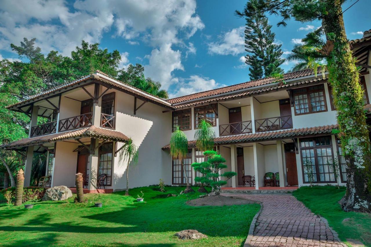 Silintong Hotel Ambarita Экстерьер фото