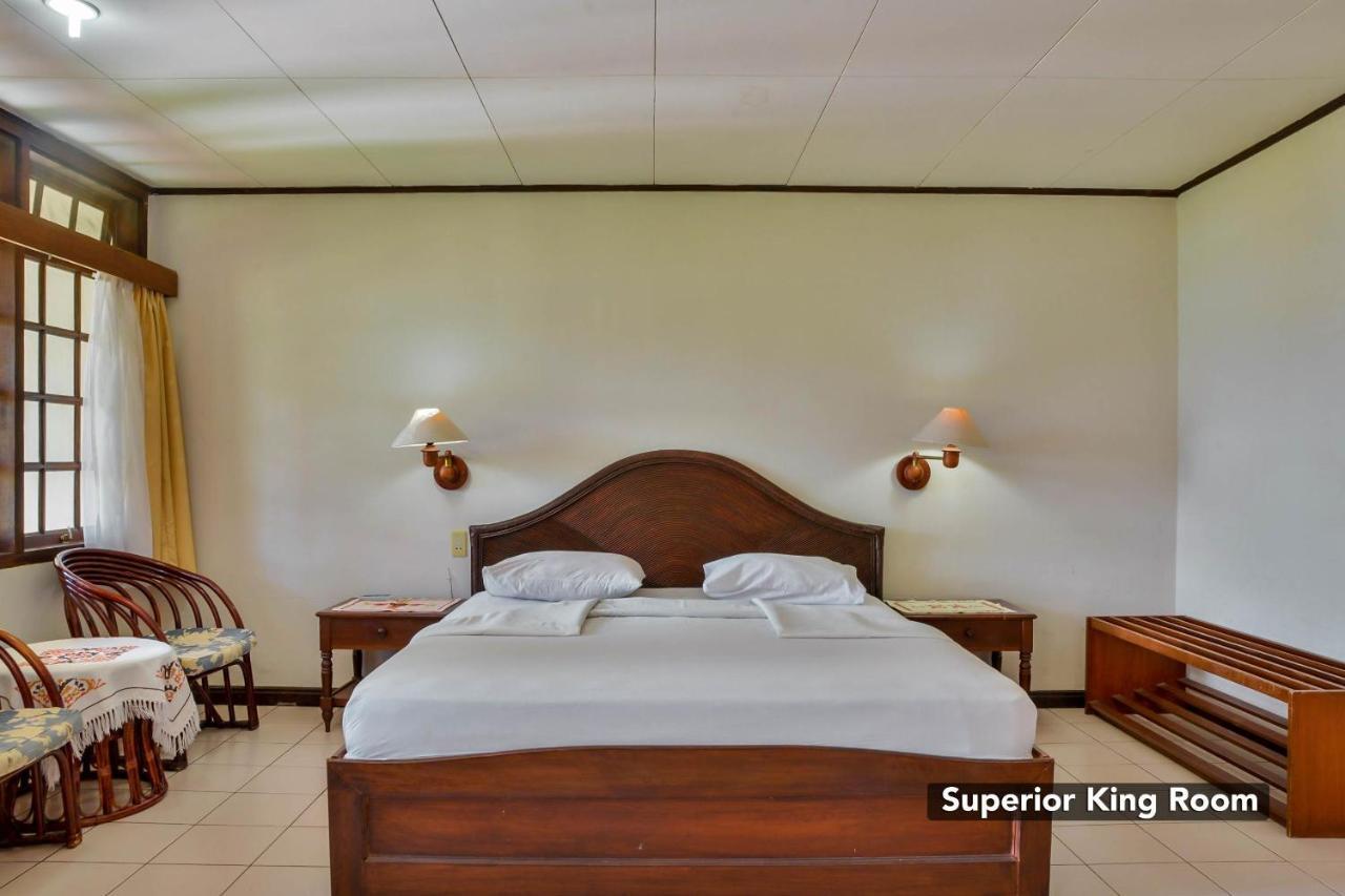 Silintong Hotel Ambarita Экстерьер фото