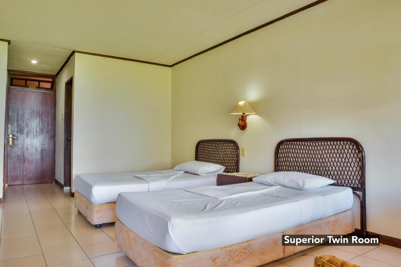 Silintong Hotel Ambarita Экстерьер фото