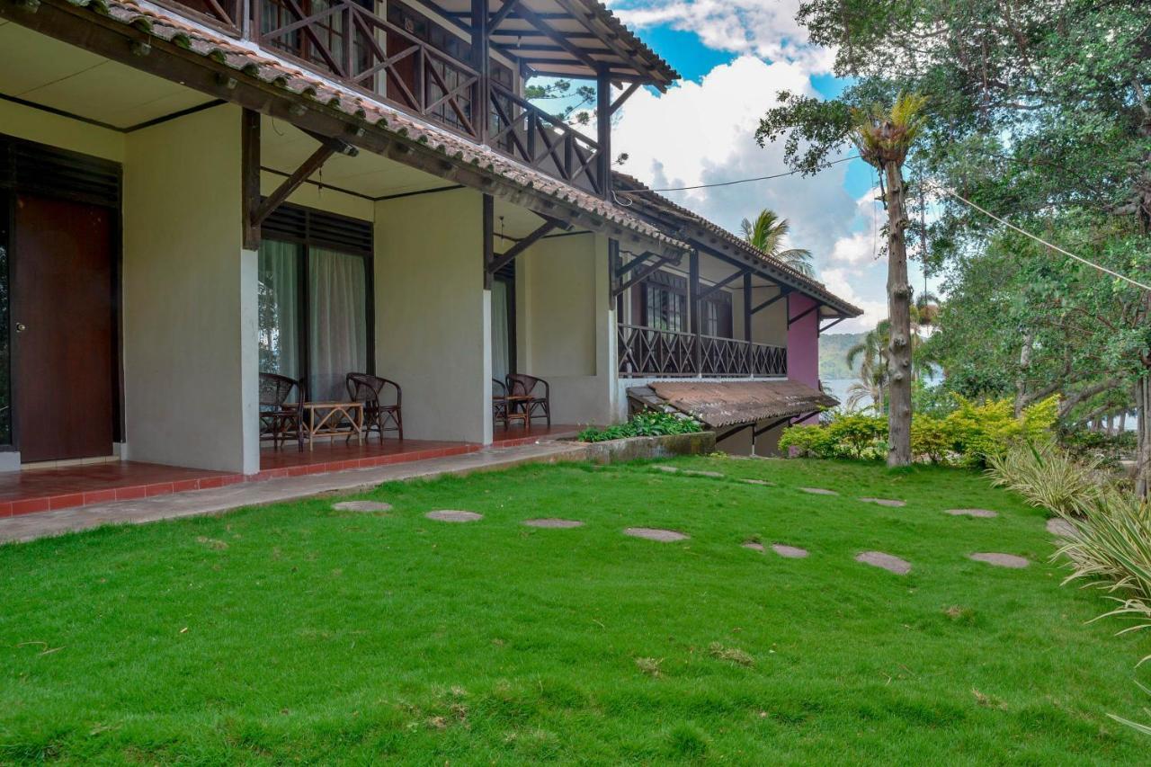 Silintong Hotel Ambarita Экстерьер фото