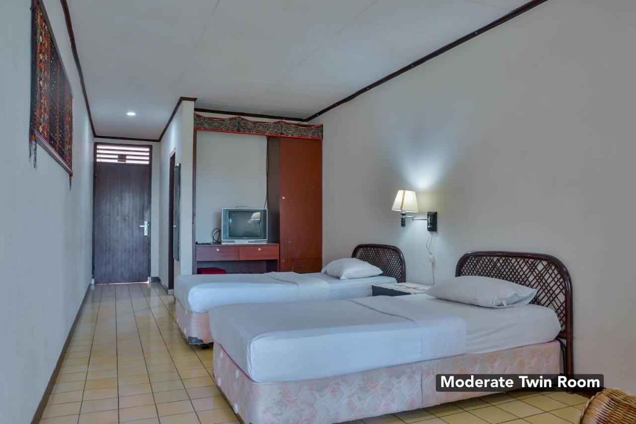 Silintong Hotel Ambarita Экстерьер фото